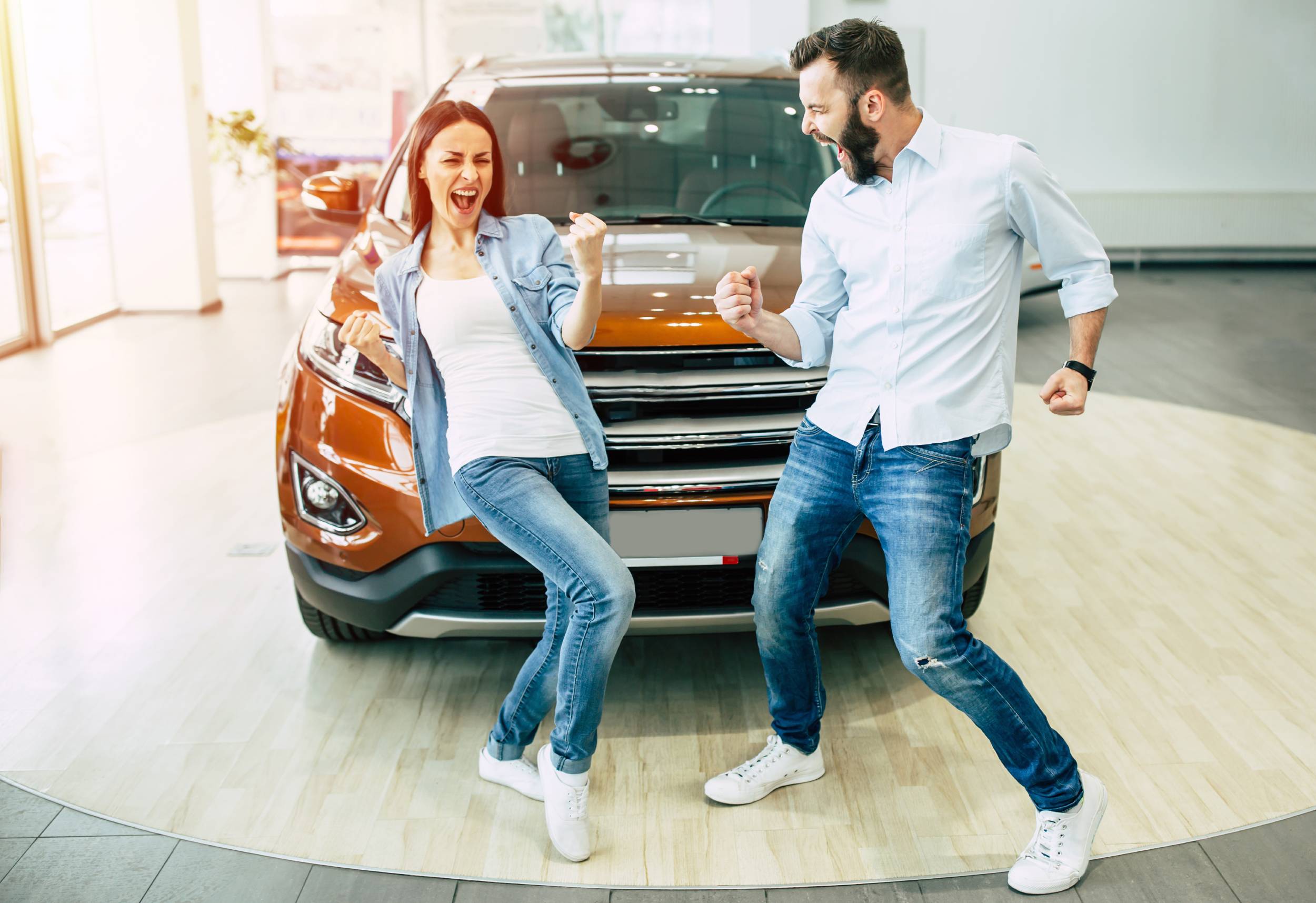 We buy a new car on tuesday. Семья около машины. Девушка выбирает автомобиль. Танцы возле машины. Фотосессия возле машины семья.