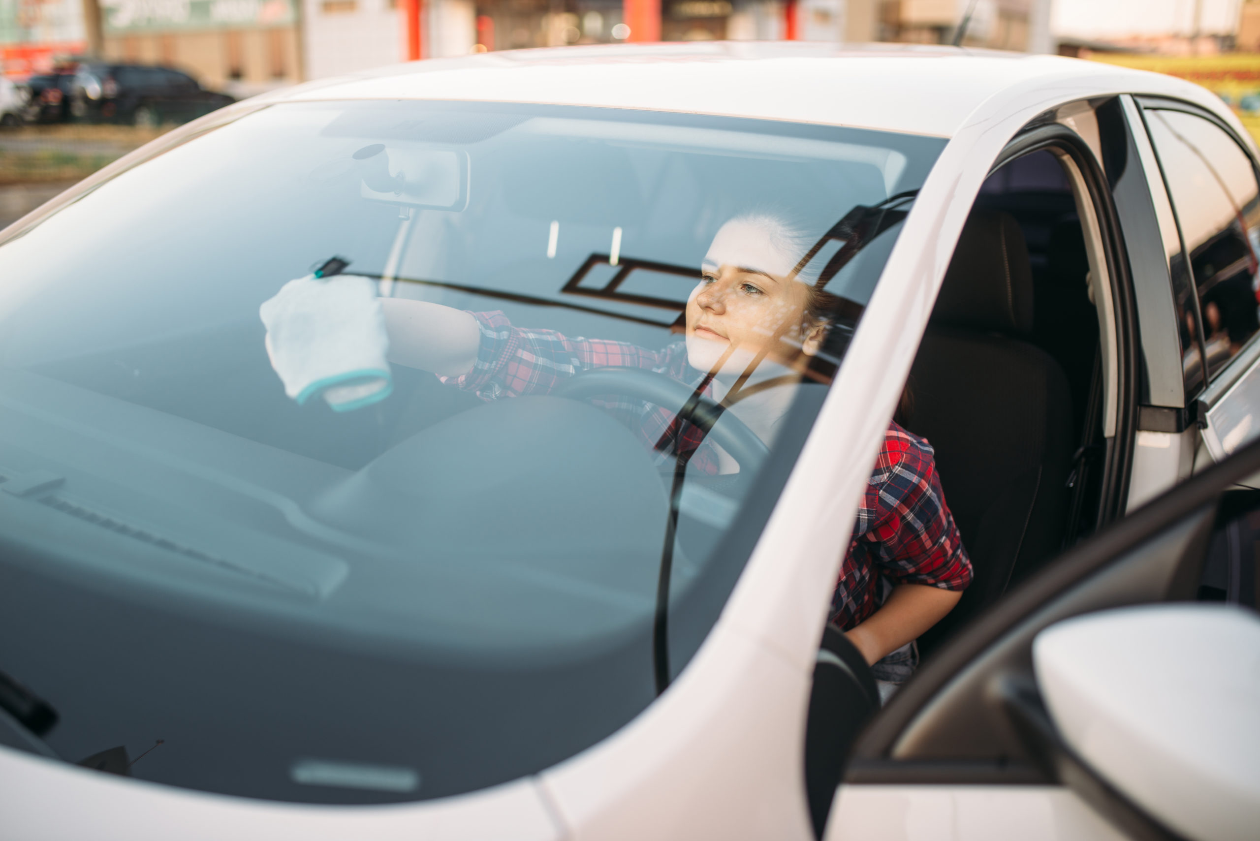 cleaning car windows